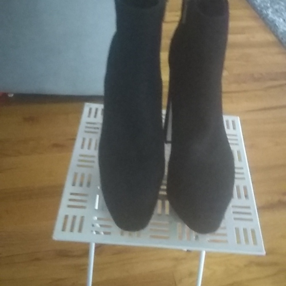 Sam Edelman women ELI Bootie. Size 5 Black suede.OBO